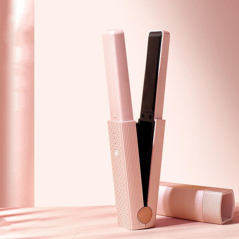 lisseur sans fil GLISSYA™ en version rose posé sur une coiffeuse