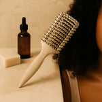Zoom sur les dents du peigne cheveux bouclés CURLVIA™